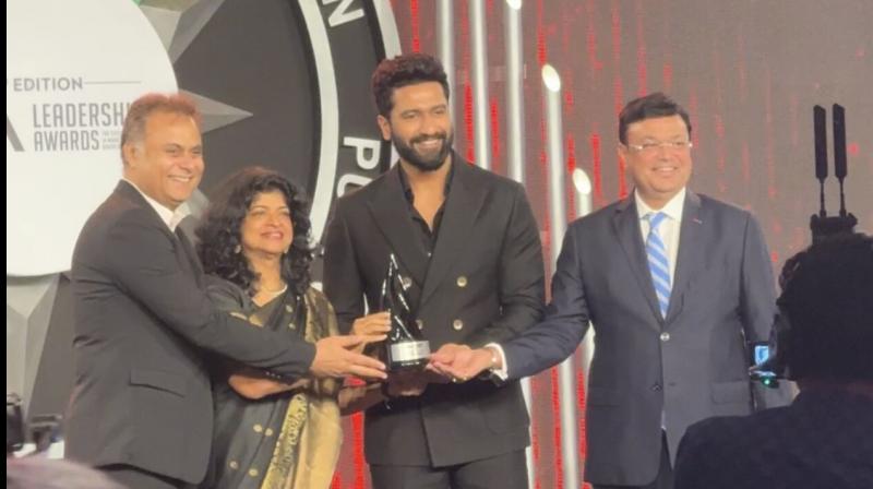 Vicky Kaushal receiving the award