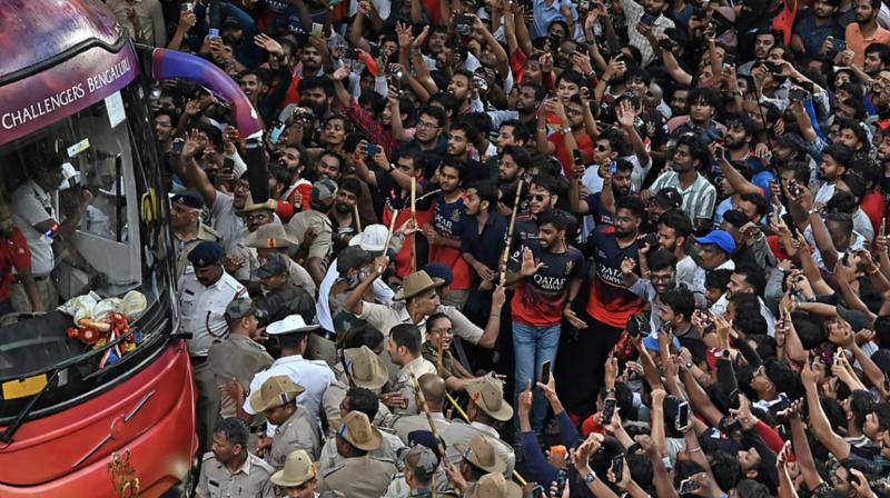 Fans gathered to get a glance of the team bus before it entered the stadium. Picture courtesy: Deccan Herald