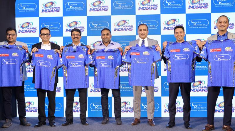 Mahela Jayawardene (centre) along with Lauritz Knudsen's leadership team