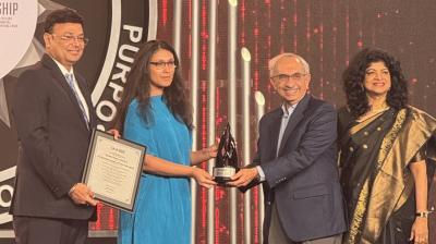 Roshni Nadar Malhotra receiving the accolade from Nadir Godrej.